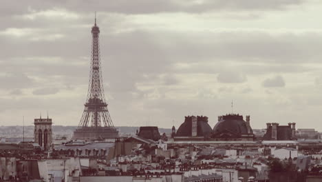 Zeitraffer-Von-Paris-In-Retro-Farbtönen-Mit-Eiffelturm